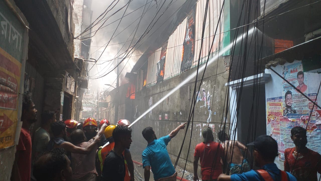রাজধানীর লালবাগে প্লাস্টিক কারখানায় আগুন
