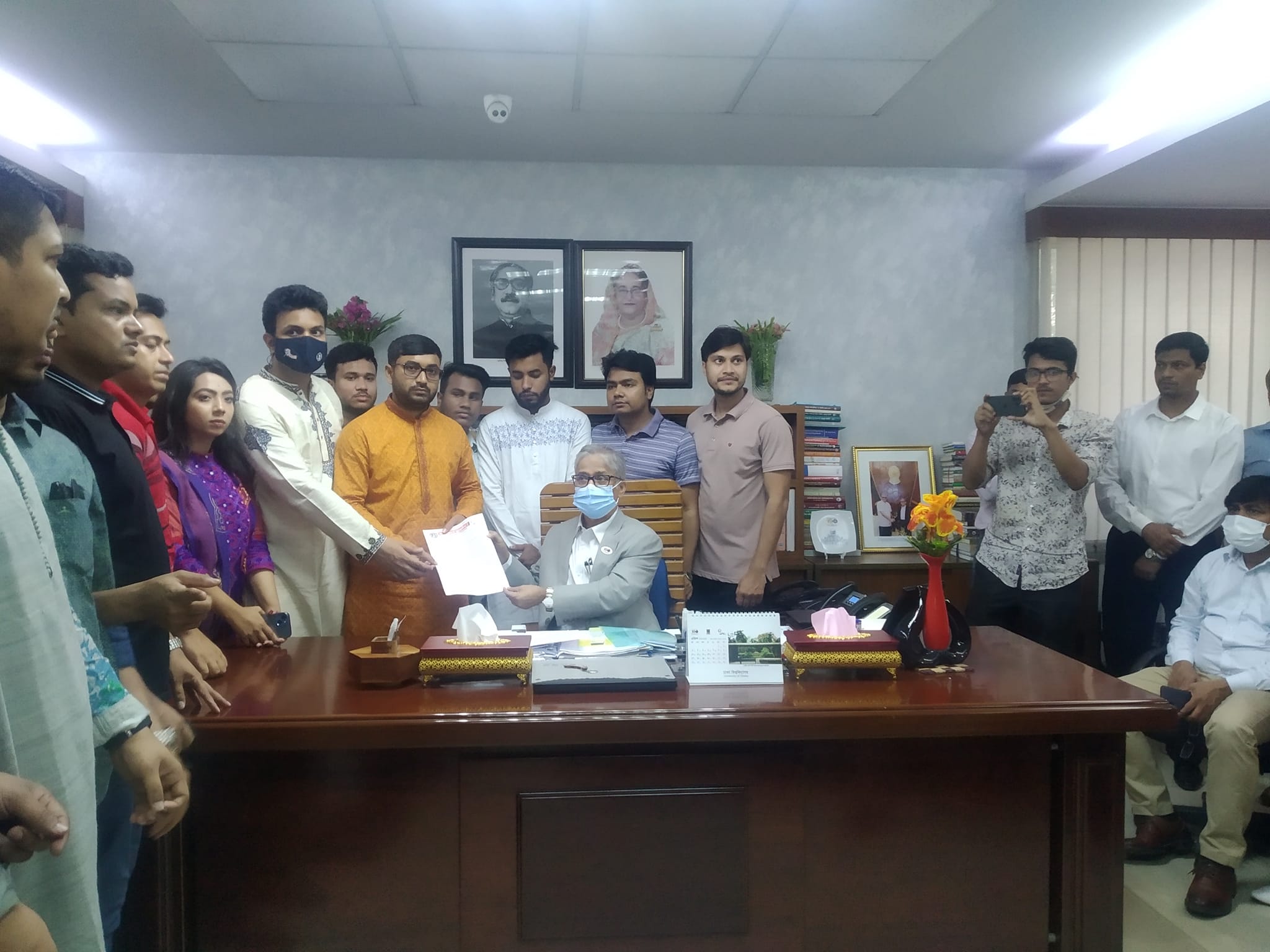 ছাত্রলীগের প্রশংসায় ঢাবি উপাচার্য