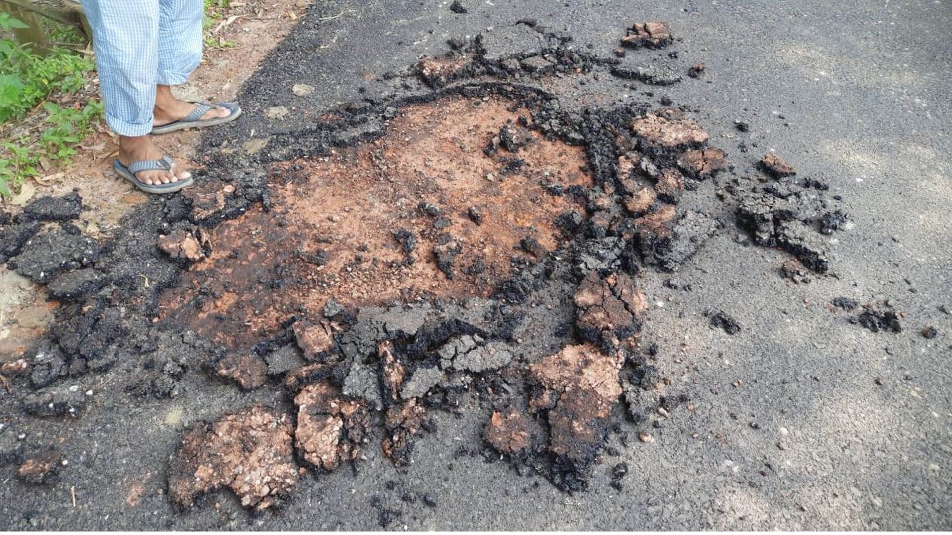 সংস্কারের ২ দিন পর উঠে গেছে সড়কের কার্পেটিং, তদন্তে দুদক