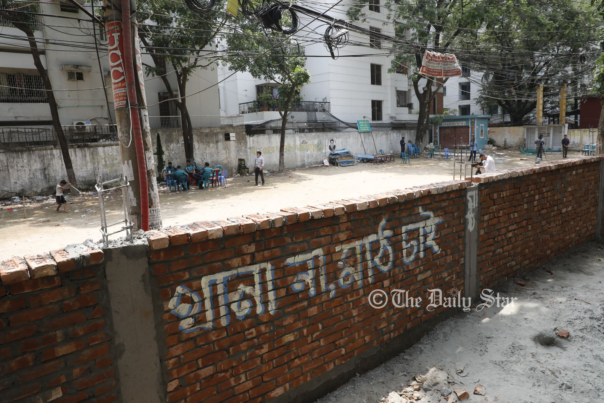 ‘রাতারাতি দেয়াল তোলা পুলিশের চরম অসংবেদনশীল আচরণ’
