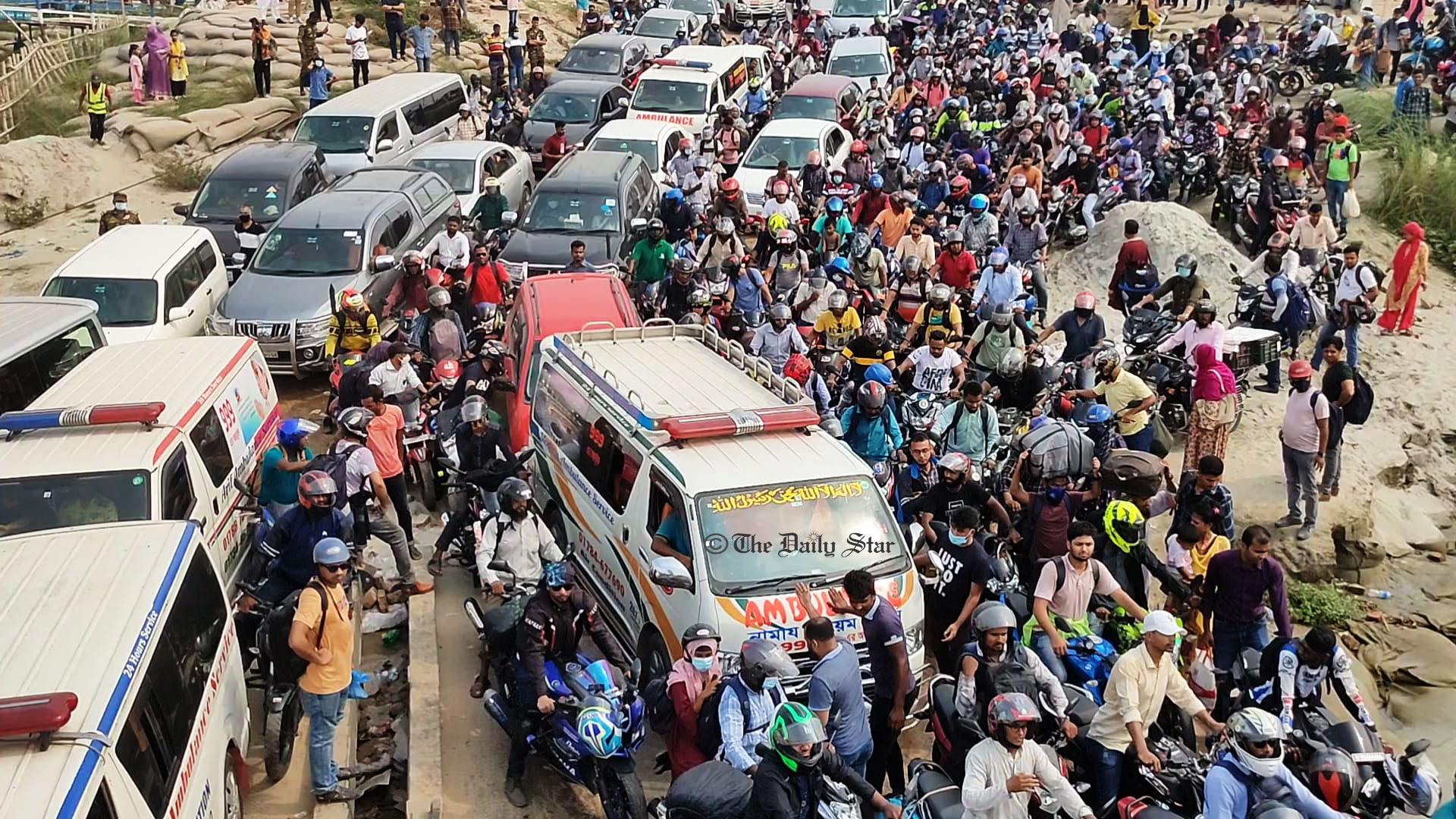 মোটরসাইকেলের চাপে ফেরিতে জায়গা পাচ্ছে না যাত্রীবাহী গাড়ি