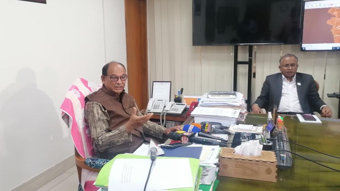 স্ত্রীর অভিযোগ ও ট্রেনের বিনা টিকিটের ৩ যাত্রী আত্মীয়, স্বীকার করলেন রেলমন্ত্রী