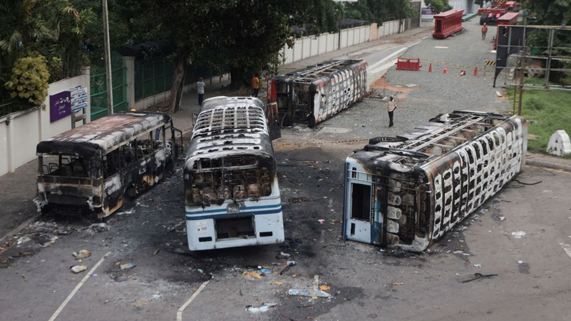শ্রীলঙ্কায় সরকারি সম্পদ বিনষ্টকারীদের ওপর গুলির নির্দেশ