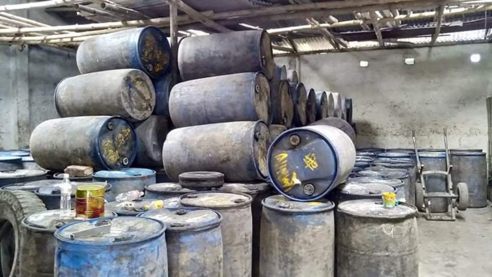 খুলনায় ৩ দোকান থেকে ২ লাখ ২২ হাজার লিটার ভোজ্যতেল জব্দ