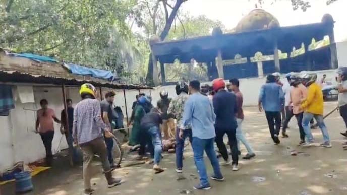 হাইকোর্ট এলাকায় ছাত্রদল-ছাত্রলীগ সংঘর্ষ, গুলি