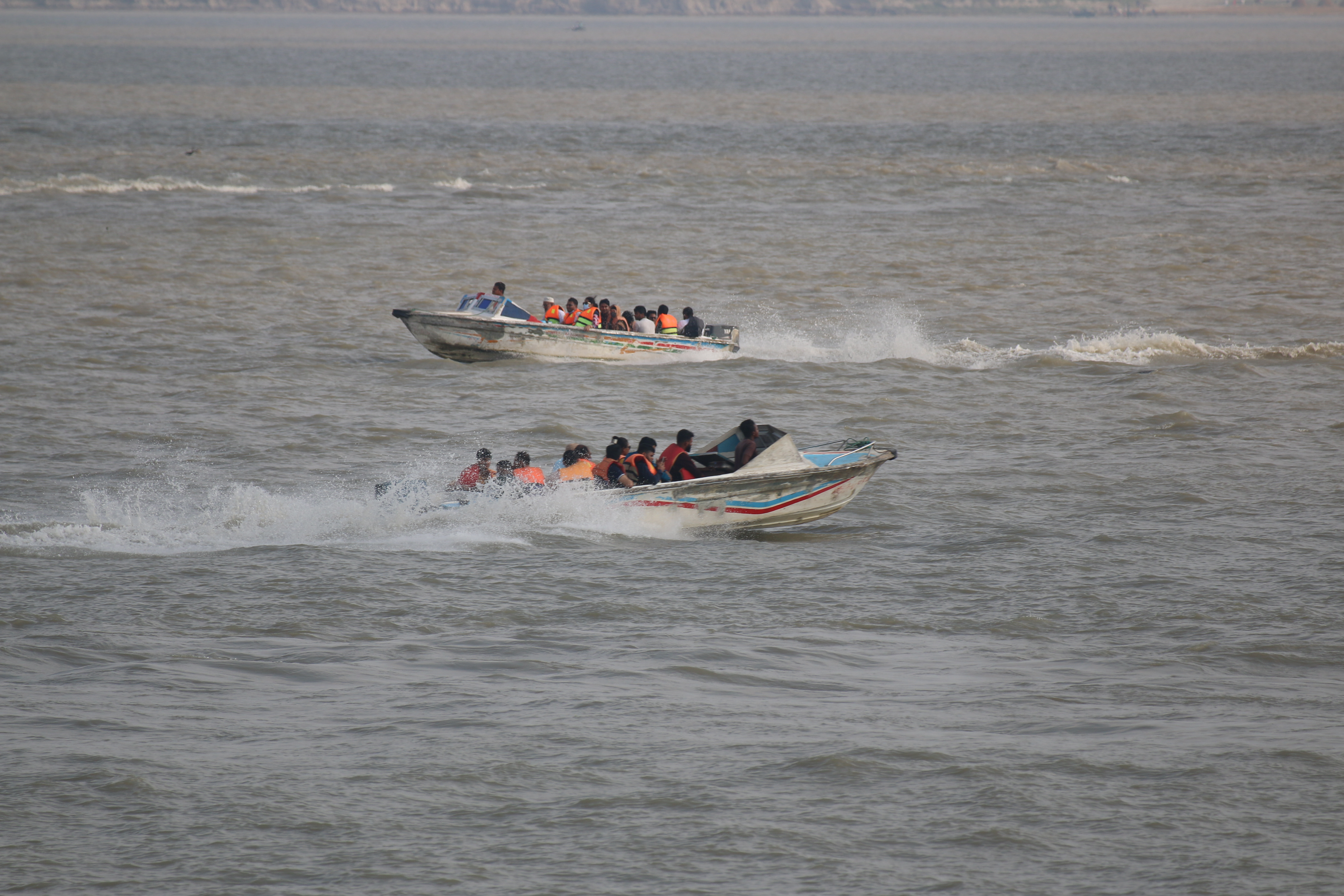 তীব্র স্রোতের কারণে তৃতীয় দিনের মতো শিমুলিয়া-বাংলাবাজার রুটে ফেরি বন্ধ