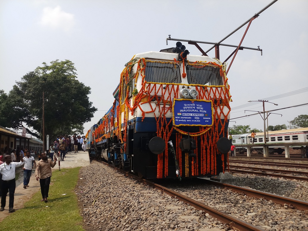 ১২ যাত্রী নিয়ে ঢাকায় মিতালী এক্সপ্রেস