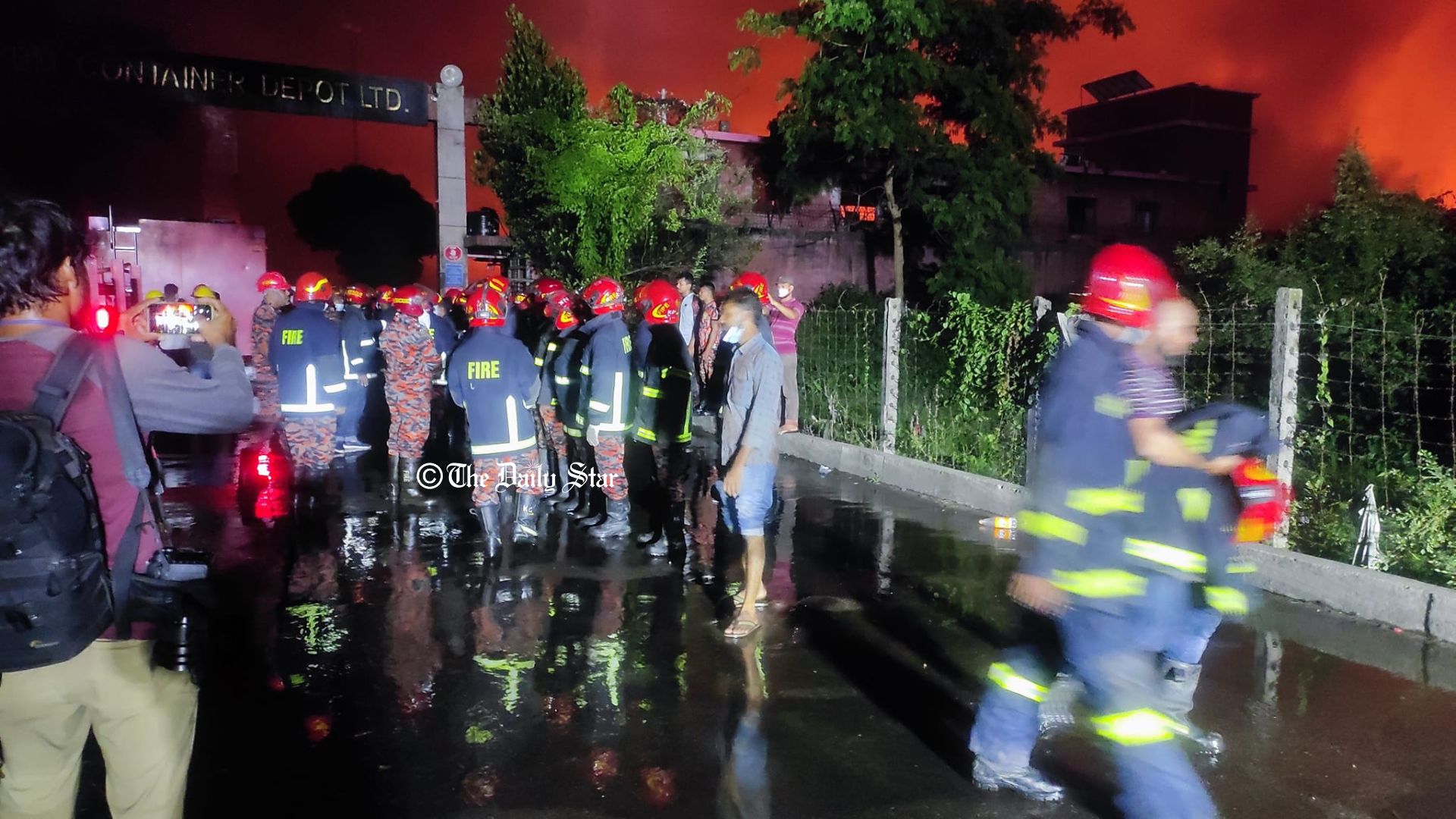 সীতাকুণ্ডে অগ্নিকাণ্ড: ফায়ার সার্ভিসের ৯ কর্মী নিহত ৩ কর্মী নিখোঁজ