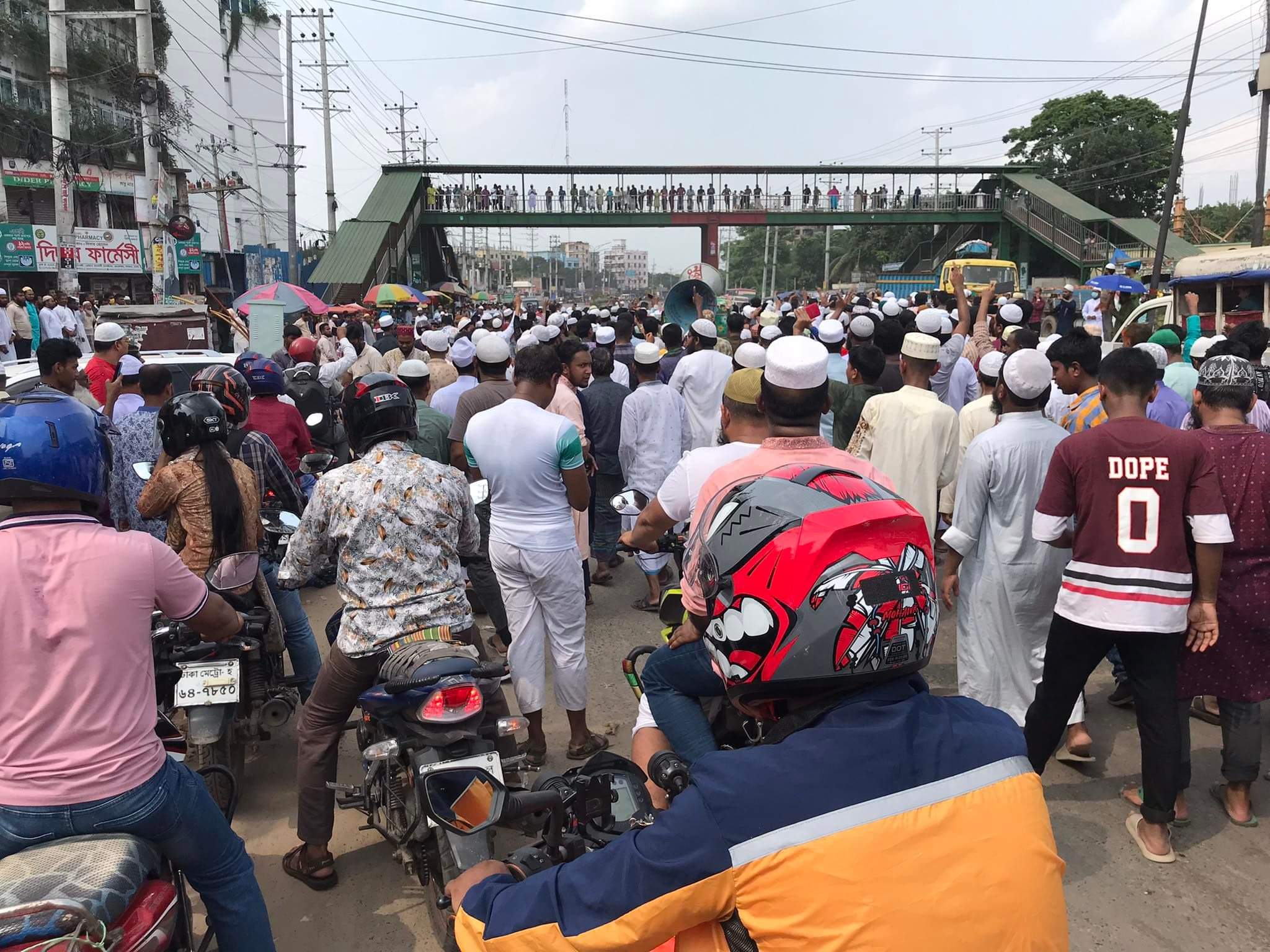 মহানবীকে (সা.) নিয়ে বিজেপি নেতার মন্তব্য: সাভারে মহাসড়ক অবরোধ, বিক্ষোভ
