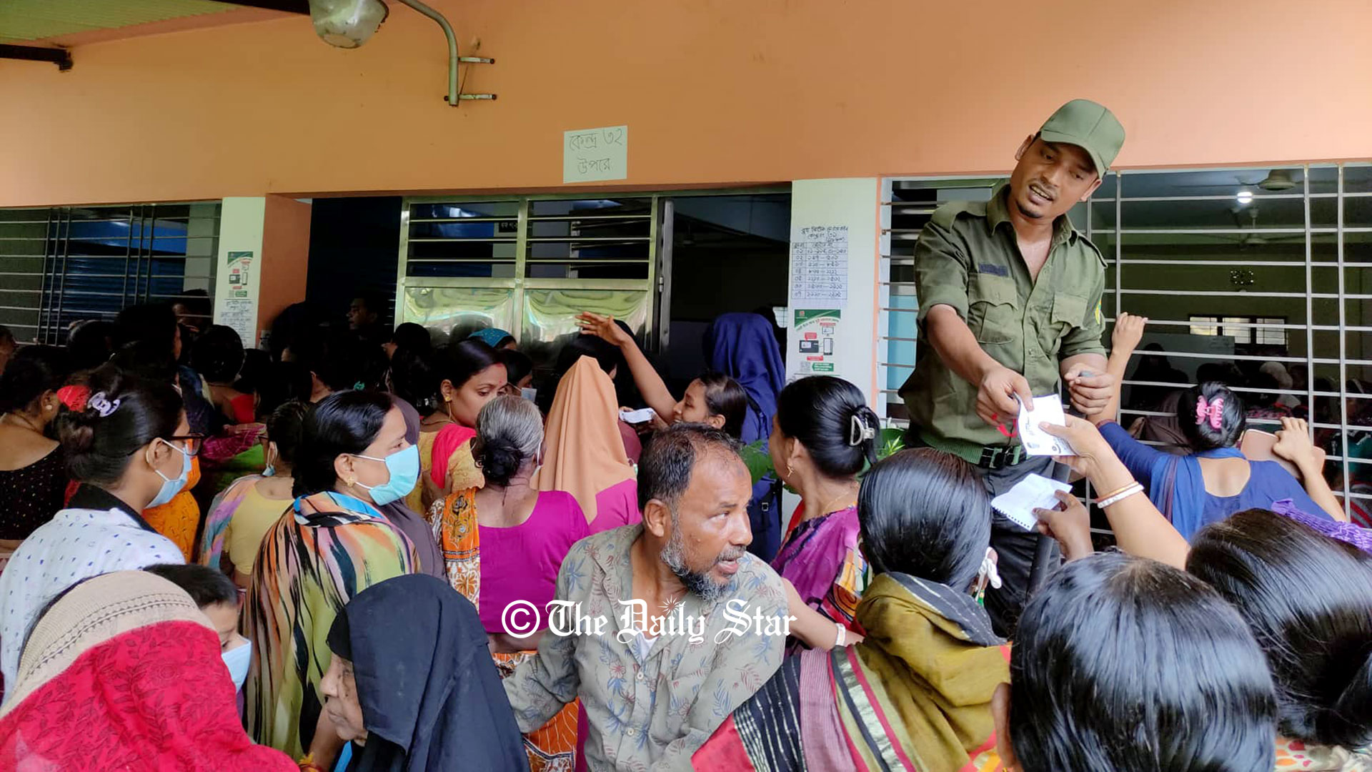 ‘ইভিএমে শুধু নৌকা’, ম্যাজিস্ট্রেটকে ঢুকতে দেওয়া হয়নি বুথে