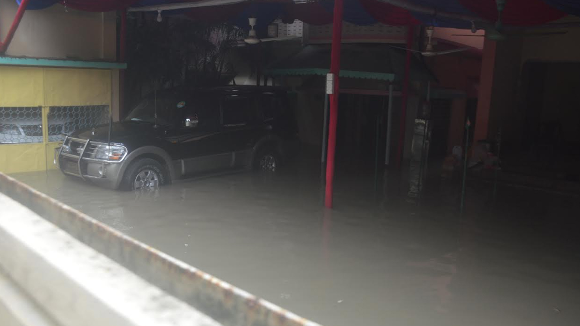 মেয়রের বাড়ির উঠানে পানি