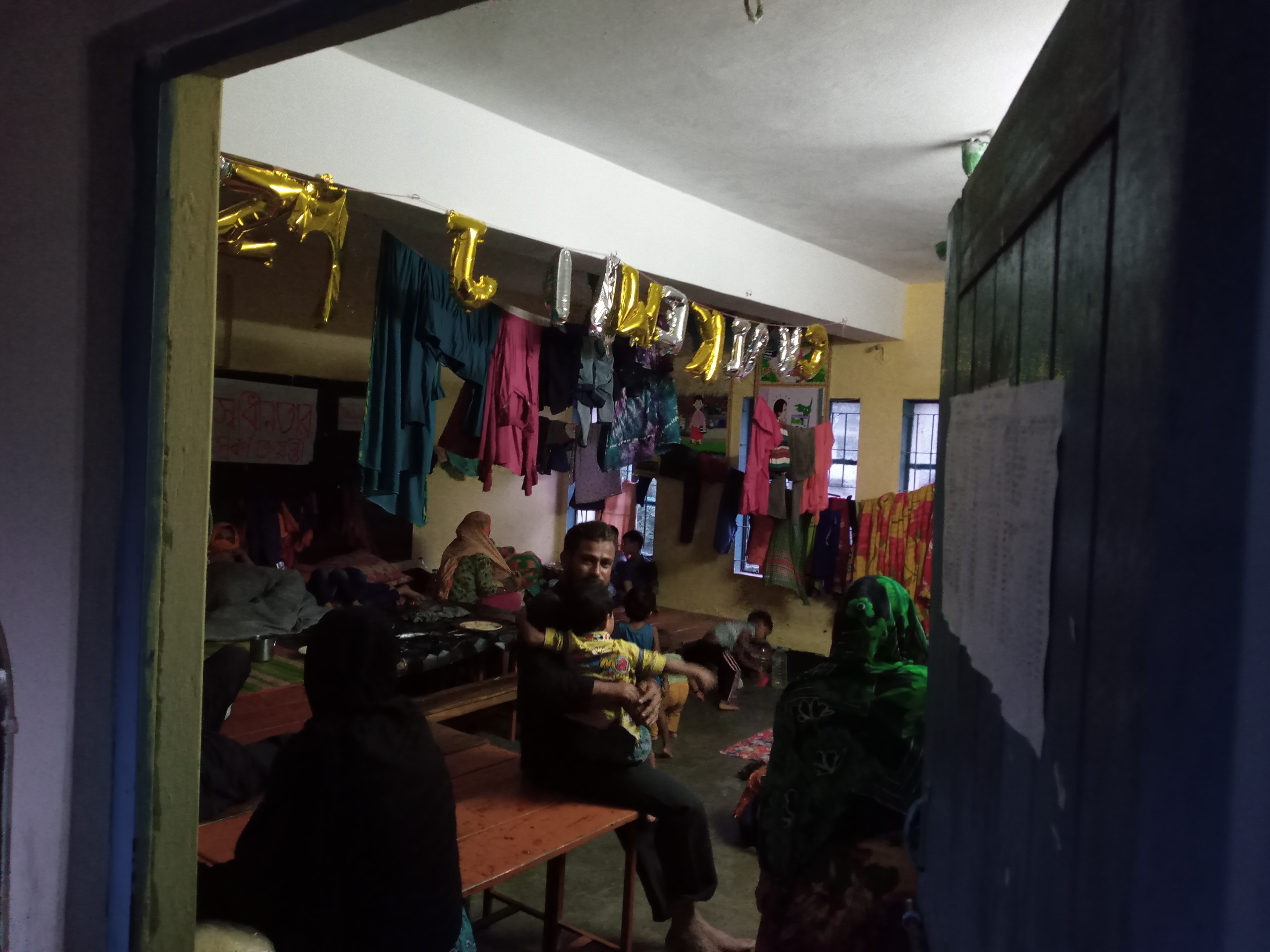 ৬ হাজার মানুষের জন্য ৫০০ প্যাকেট শুকনো খাবার ও ৩০ টন চাল