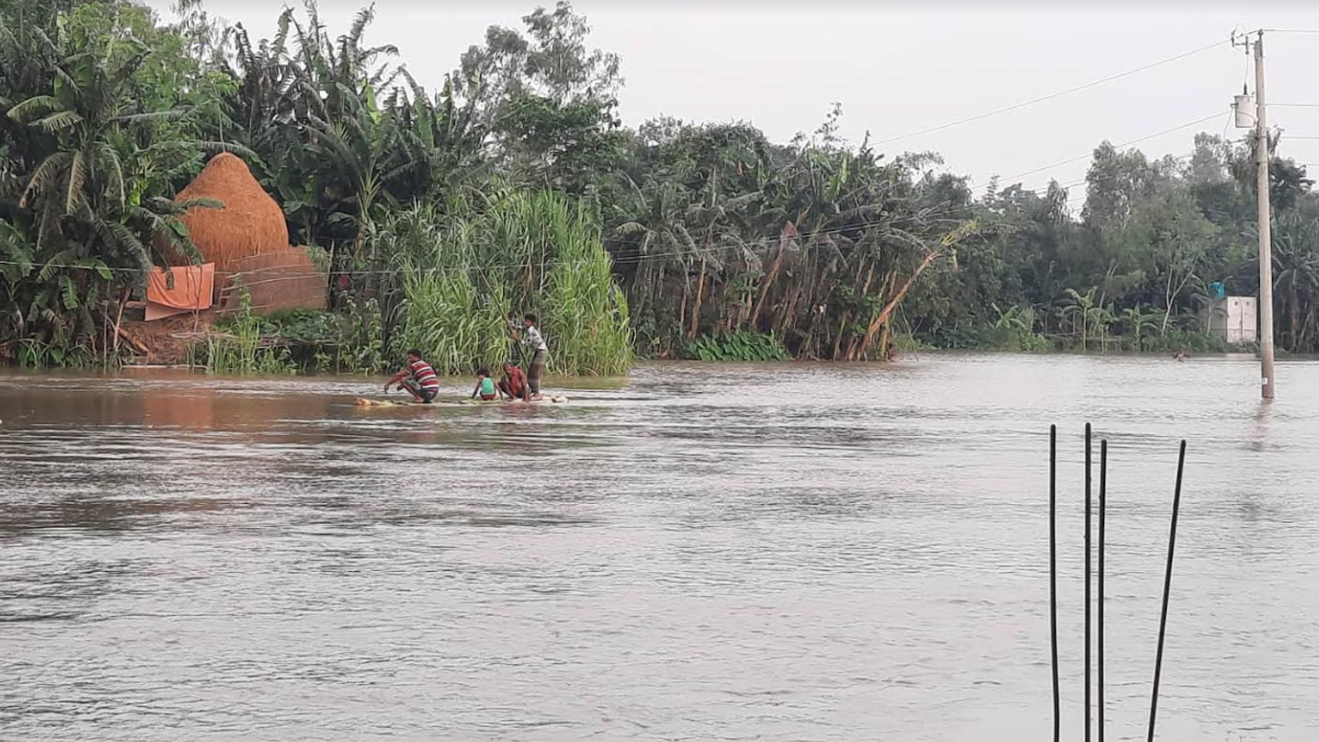 জামালপুরে ৩০ গ্রাম প্লাবিত, অর্ধ লক্ষাধিক মানুষ পানিবন্দি
