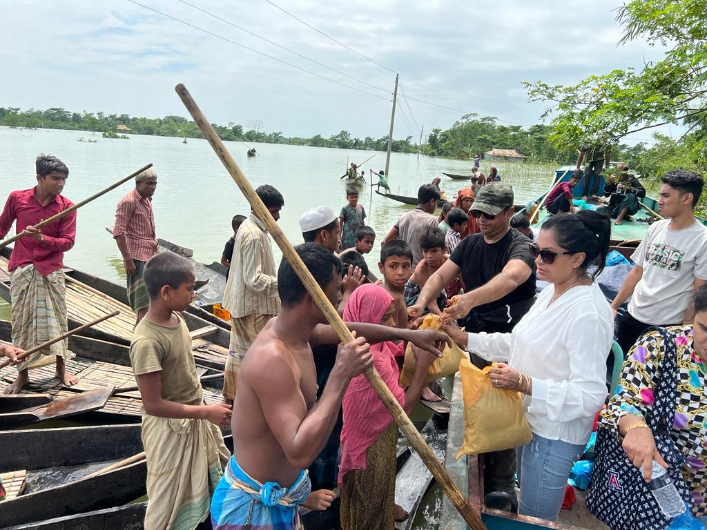 বানভাসিদের পাশে রিয়াজ, নিপুণ, সাইমনরা