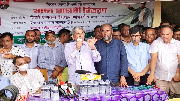 ‘খালেদা জিয়া ঘরে ঘরে ত্রাণ দিয়েছেন, শেখ হাসিনা হেলিকপ্টারে দুর্গত এলাকায় ঘুরেছেন’