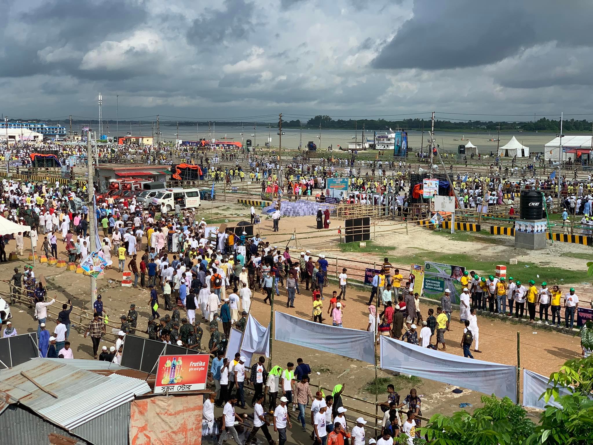 কাঁঠালবাড়ি সমাবেশস্থলে মানুষের ঢল