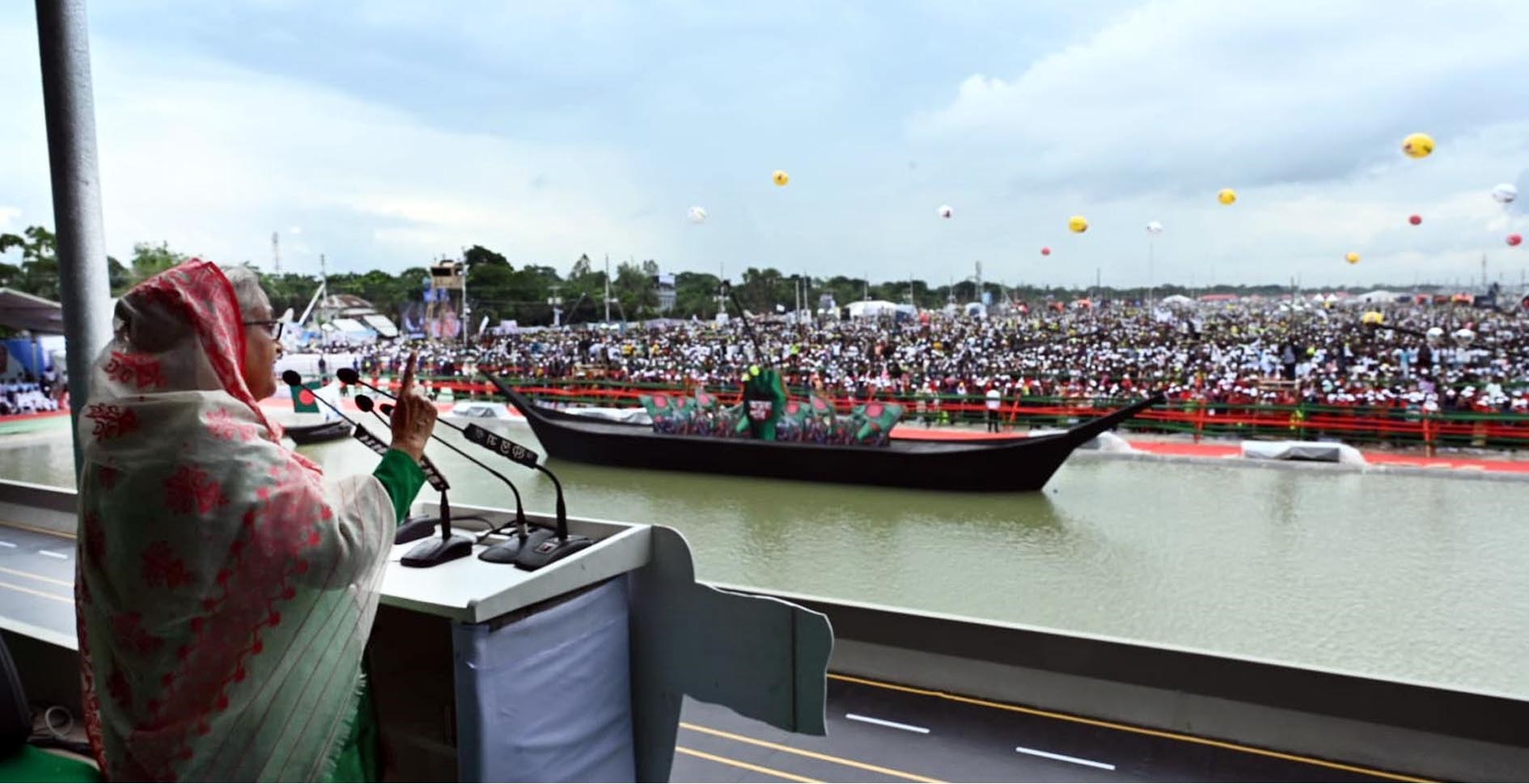 ‘খালেদা জিয়াকে জিজ্ঞেস করি, আসুন দেখে যান, পদ্মা সেতু নির্মাণ করেছি’
