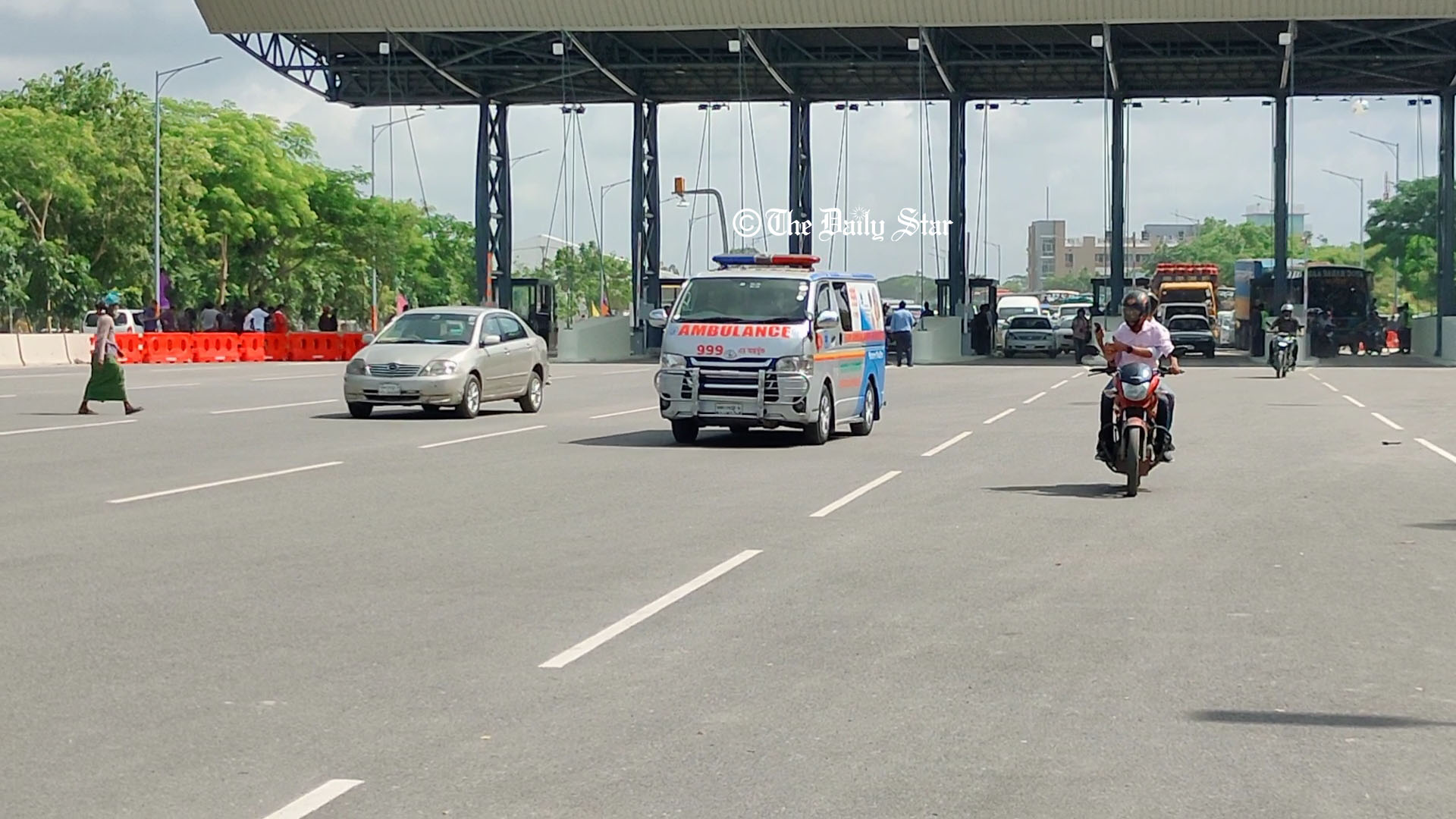 পদ্মা সেতুতে চলছে যানবাহন, টোল প্লাজায় ধীরগতি