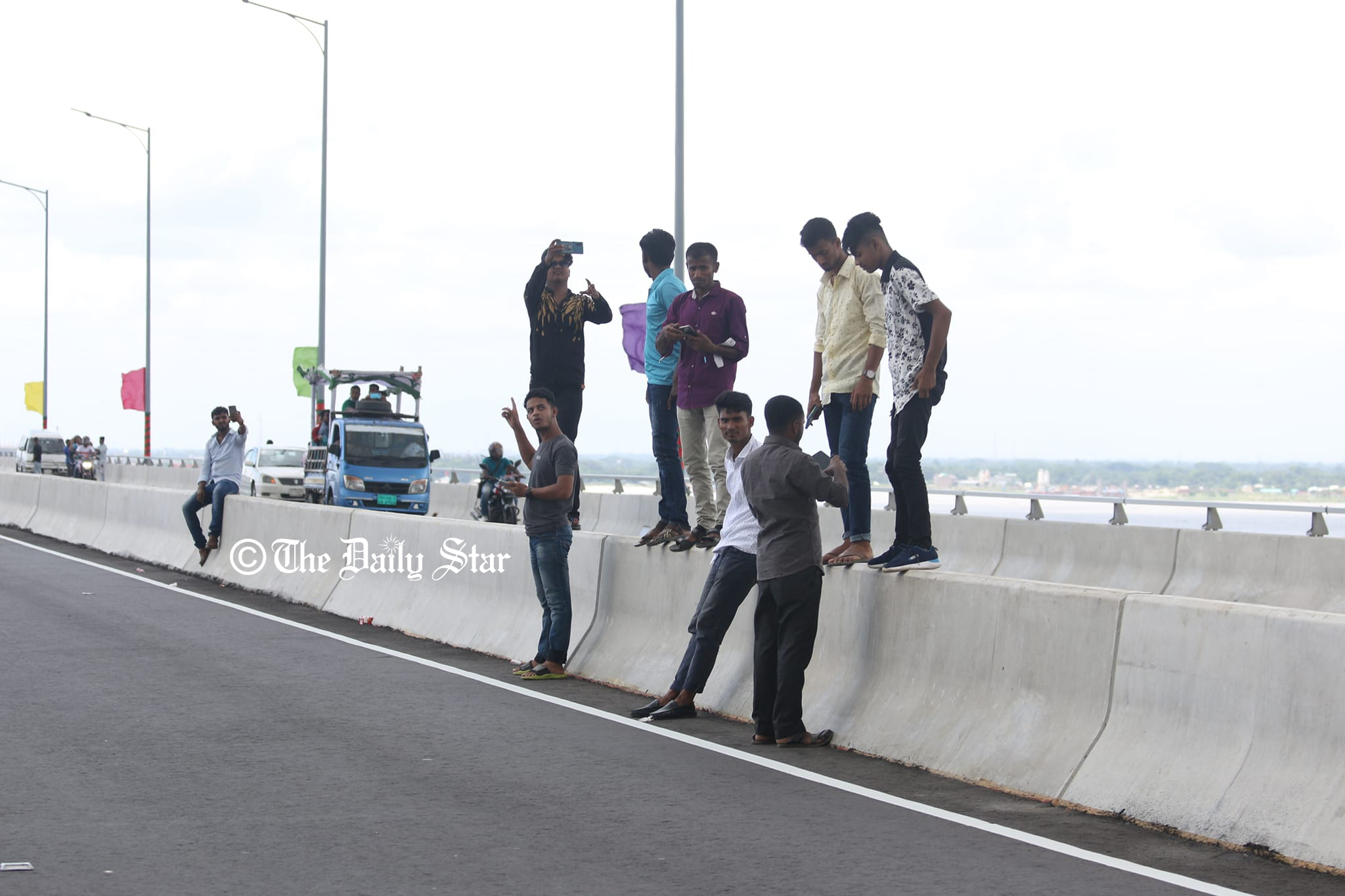 পদ্মা সেতুতে বাইকার-টিকটকার-ইউটিউবারদের ভিড়