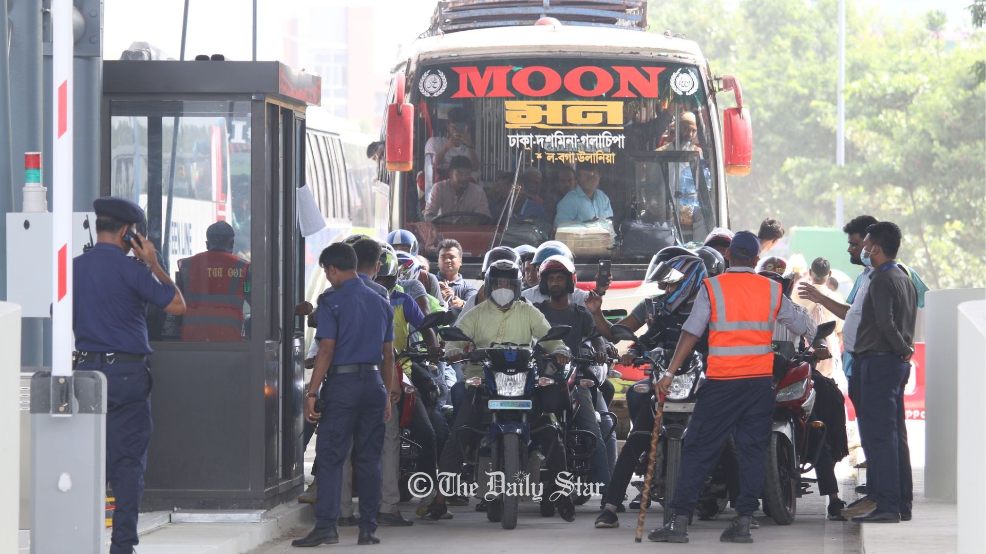 প্রথম ৮ ঘণ্টায় পদ্মা সেতুতে ১৫ হাজার ২০০ যান চলাচল