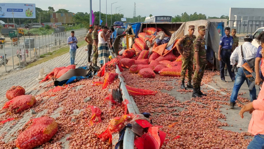 পদ্মা সেতুতে পেঁয়াজের ট্রাক উল্টে আহত ৩
