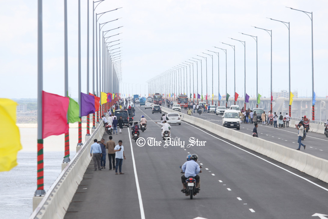 পদ্মা সেতু: ২৪ ঘণ্টায় গাড়ি পারাপার ৫১ হাজার, টোল আদায় ২ কোটি টাকা