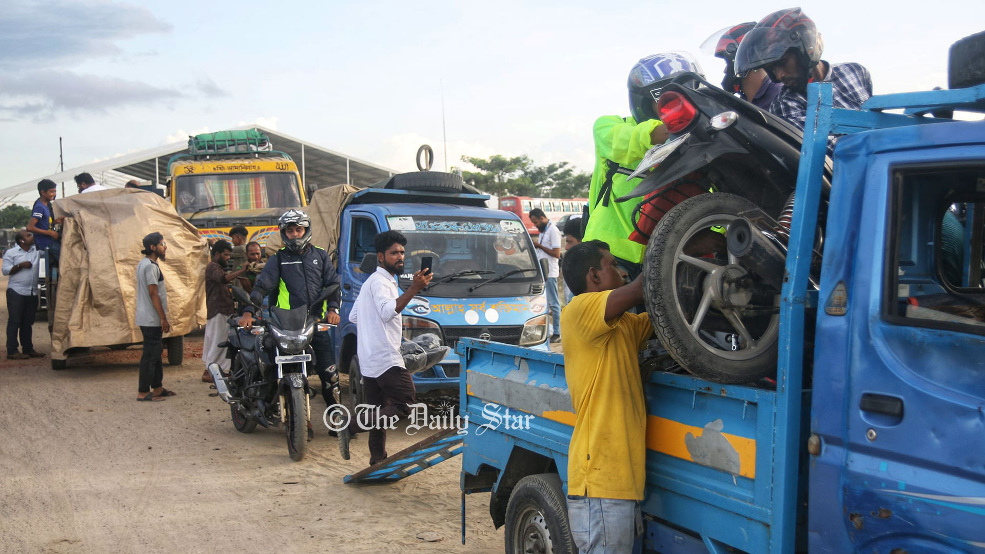 যে শর্তে পিকআপ ভ্যানে পদ্মা সেতু পার করা হচ্ছে মোটরসাইকেল
