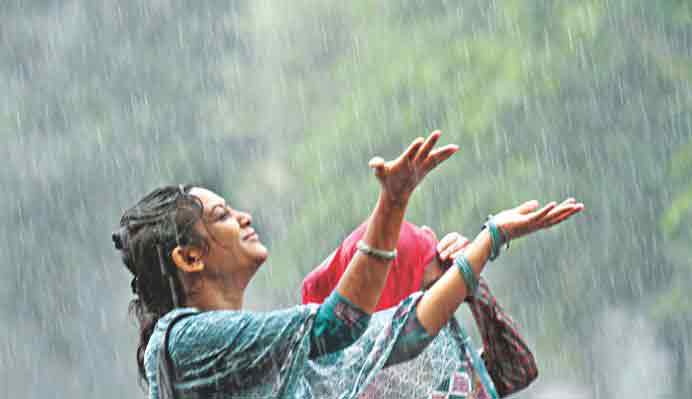 বর্ষায় স্বাচ্ছন্দ্যের পোশাক