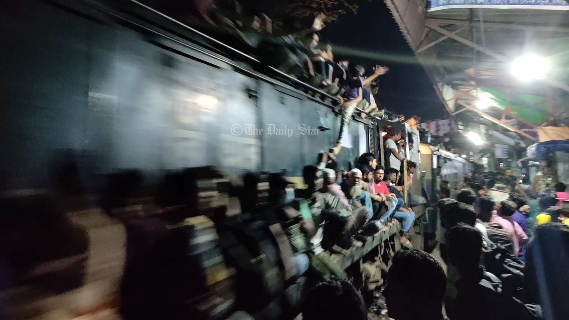 ঝুঁকি নিয়ে ট্রেনে