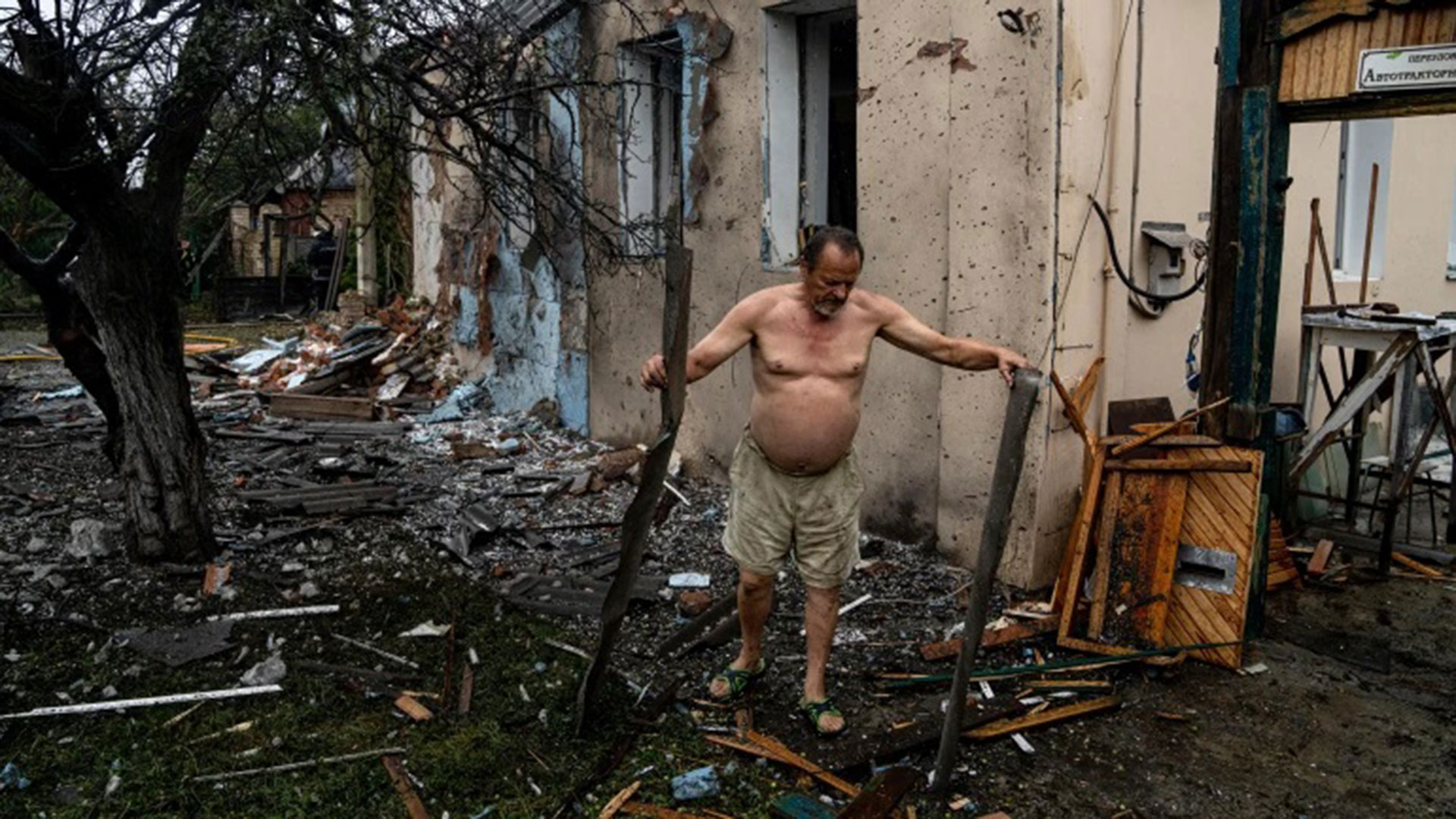 পূর্ব ইউক্রেনে রাশিয়ার রকেট হামলায় নিহত বেড়ে ৩৩