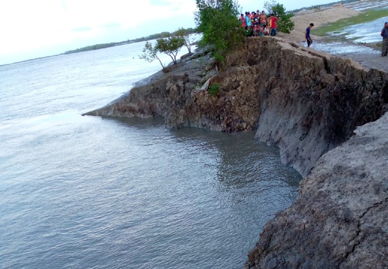 শ্যামনগরে খোলপেটুয়া নদীতে পাউবোর বাঁধে ধস