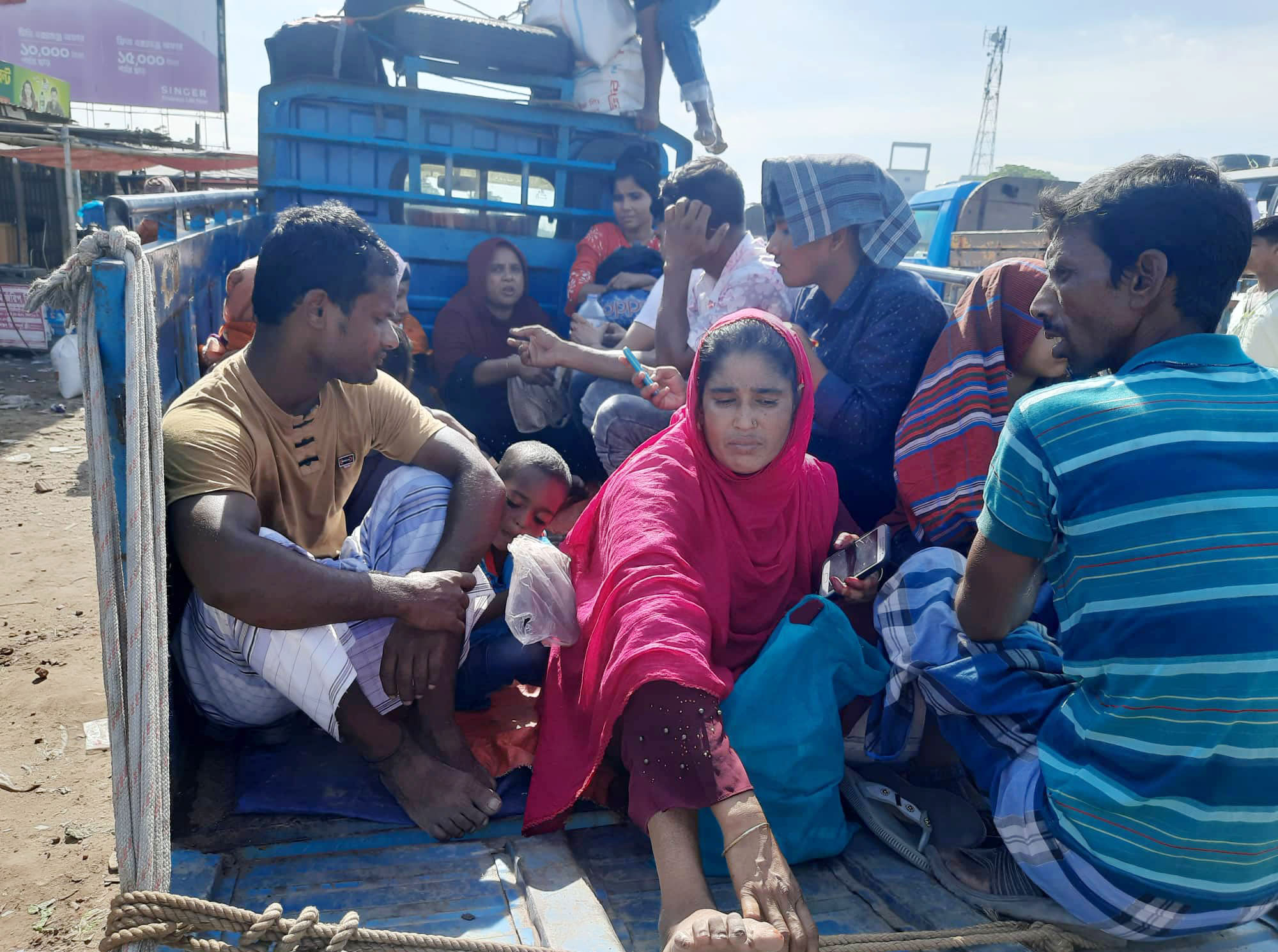 জীবনের ঝুঁকি নিয়ে ঢাকায় ফিরছেন মানুষ