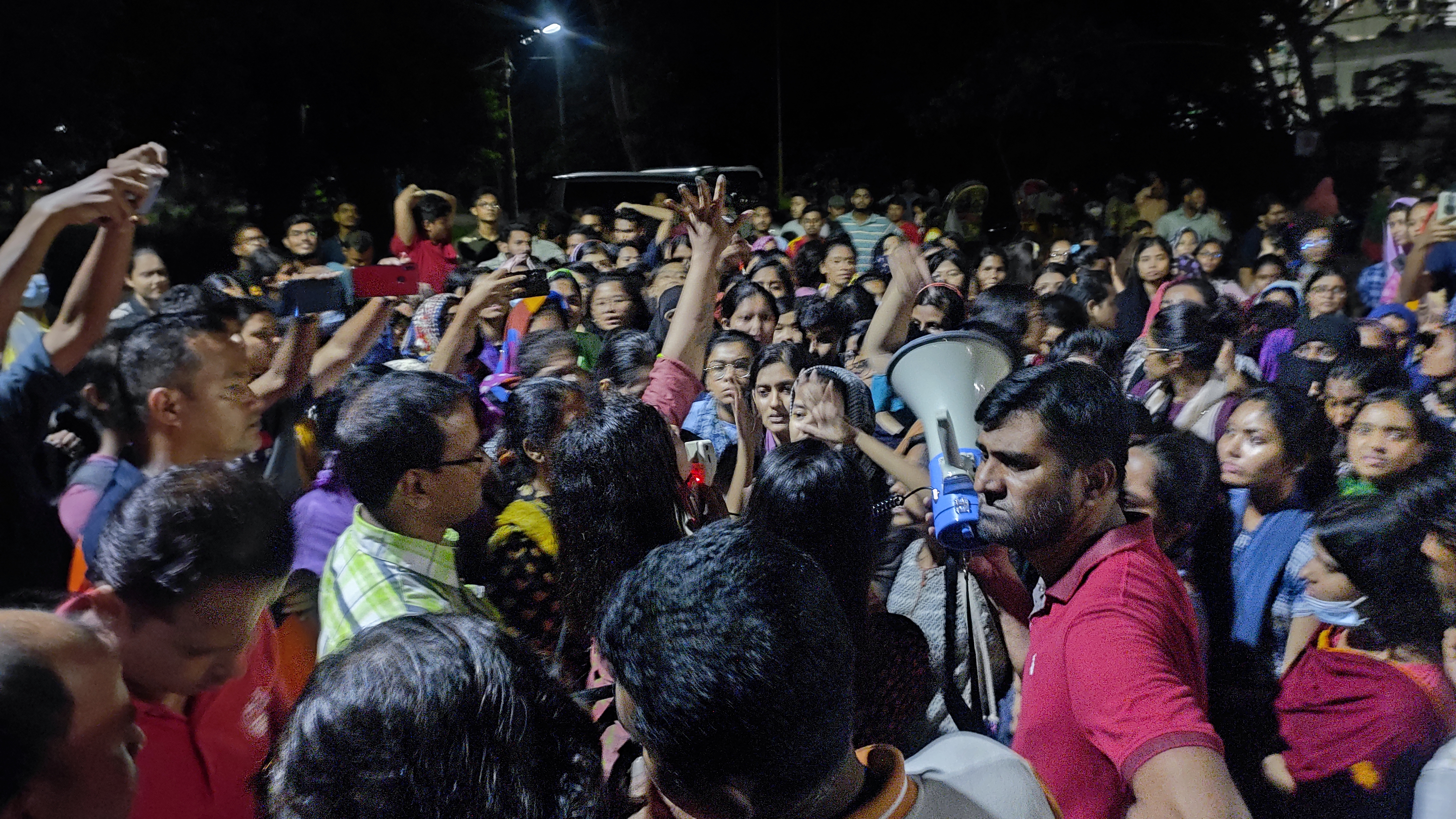 ৪ দিনের মধ্যে ৪ দফা দাবি পূরণের আশ্বাসে হলে ফিরলেন চবি ছাত্রীরা