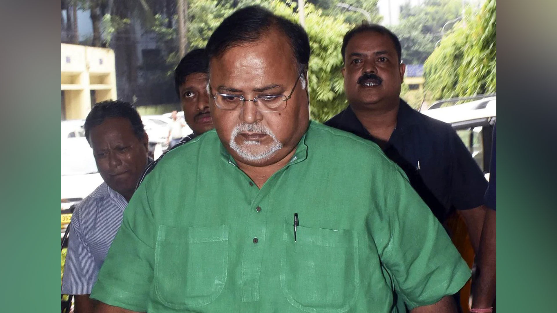 পশ্চিমবঙ্গের শিল্পমন্ত্রী গ্রেপ্তার, সহযোগীর বাড়ি থেকে ২০ কোটি রুপি উদ্ধার