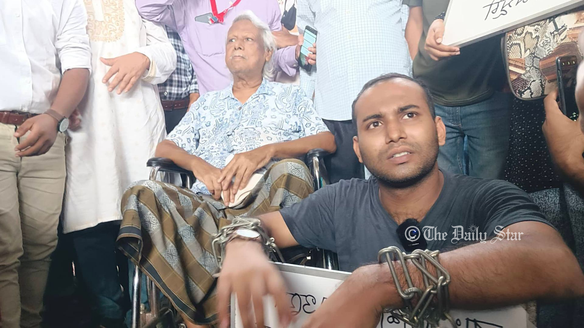 এখানেই অবস্থান করব, প্রয়োজনে সারারাত থাকব: কমলাপুর স্টেশনে ডা. জাফরুল্লাহ