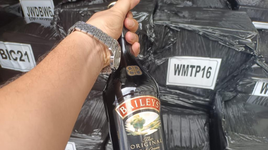 মদ জব্দ: ‘তথ্য দেওয়ায়’ কাস্টমস কর্মকর্তাকে ‘প্রাণনাশের হুমকি’