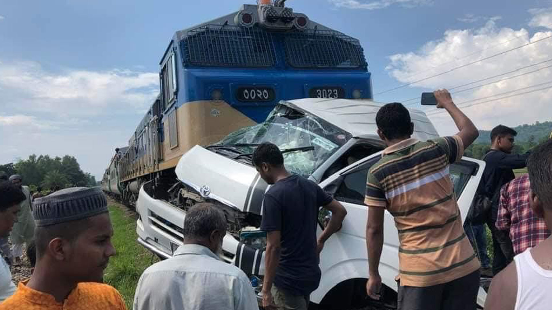 মিরসরাইয়ে মাইক্রোবাসে ট্রেনের ধাক্কা, নিহত ১১