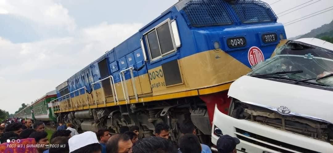 মাইক্রোবাসে ট্রেনের ধাক্কা, আহত ৭ জন চমেক হাসপাতালে&nbsp;