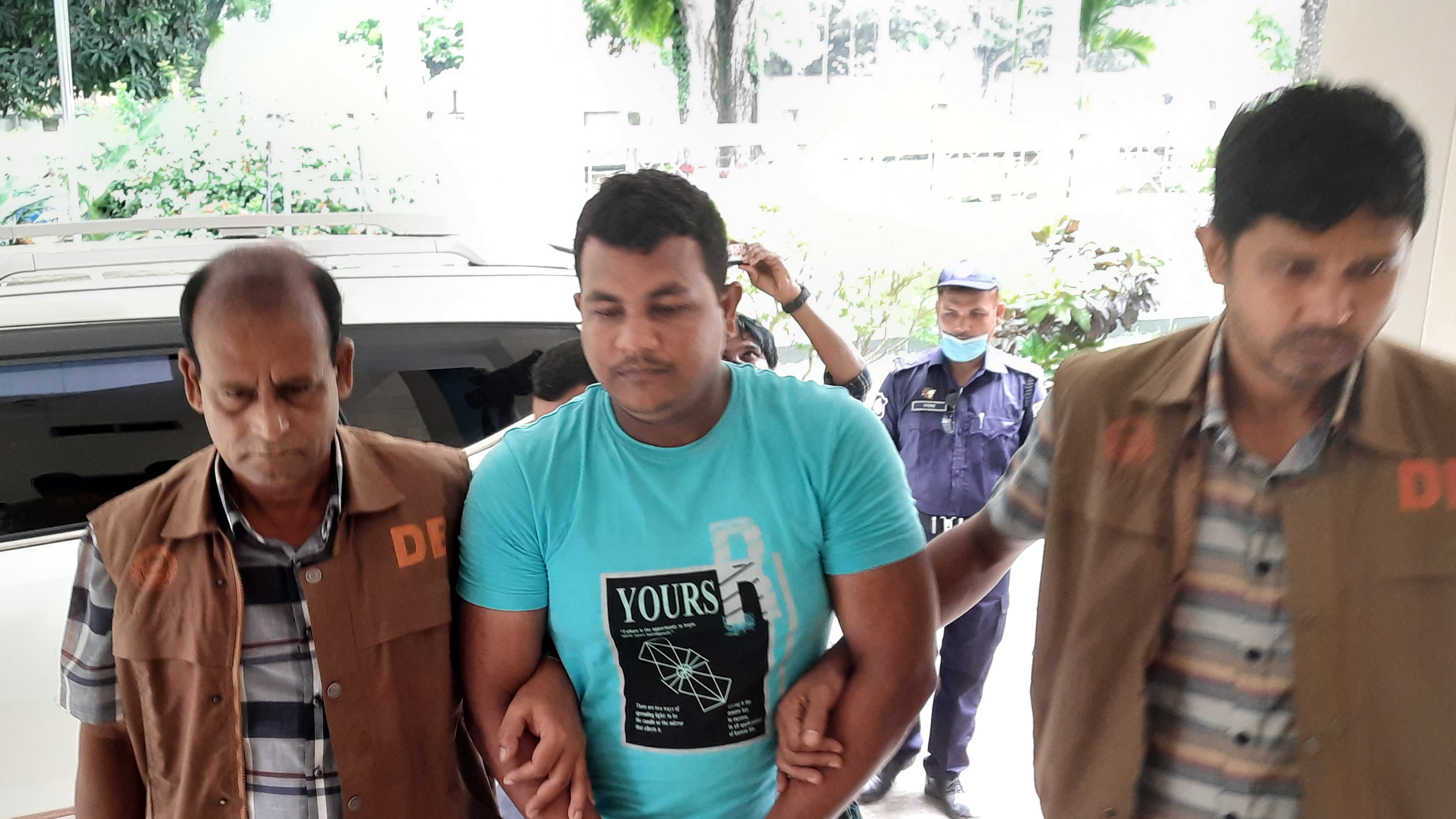 চলন্ত বাসে ডাকাতি-সংঘবদ্ধ ধর্ষণ: গ্রেপ্তার ১