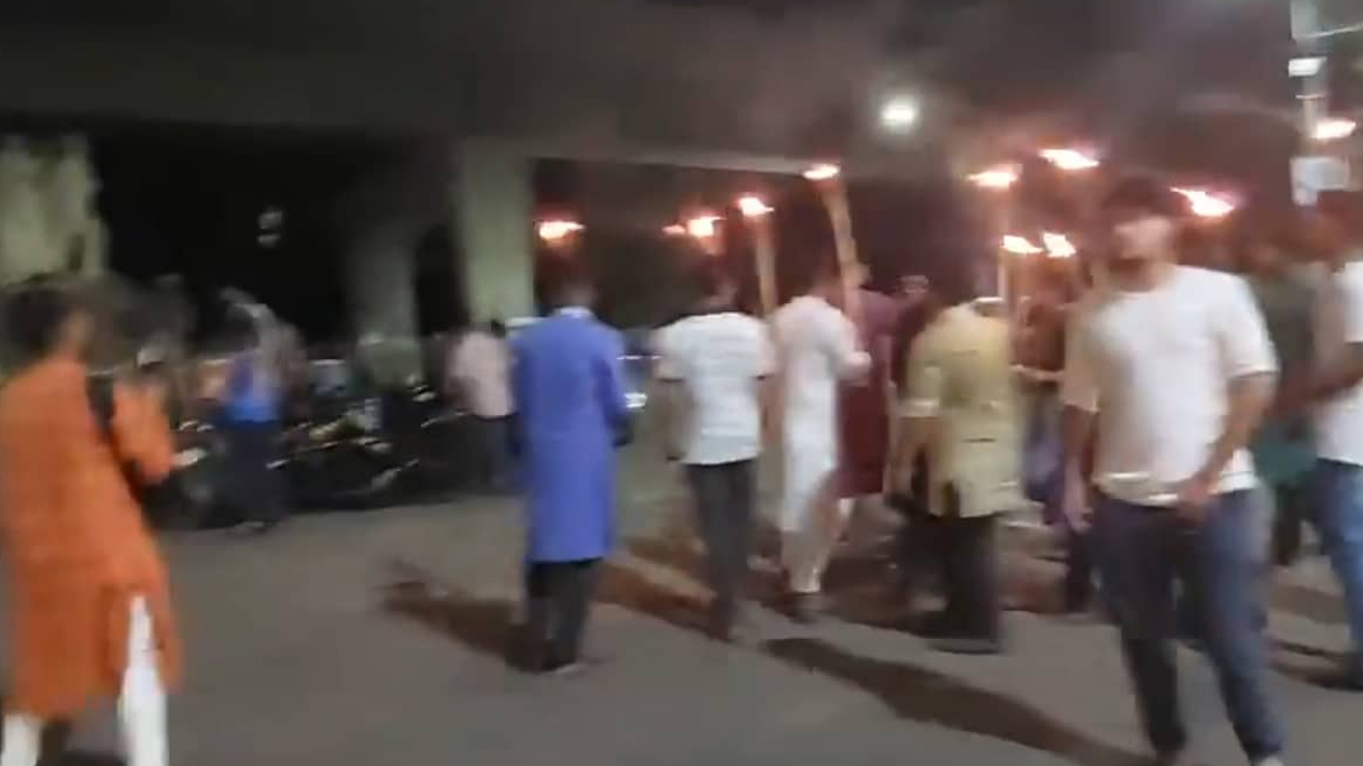 তেলের দাম বৃদ্ধির প্রতিবাদে ঢাবিতে মশাল মিছিল, ছাত্রলীগের বাধার অভিযোগ