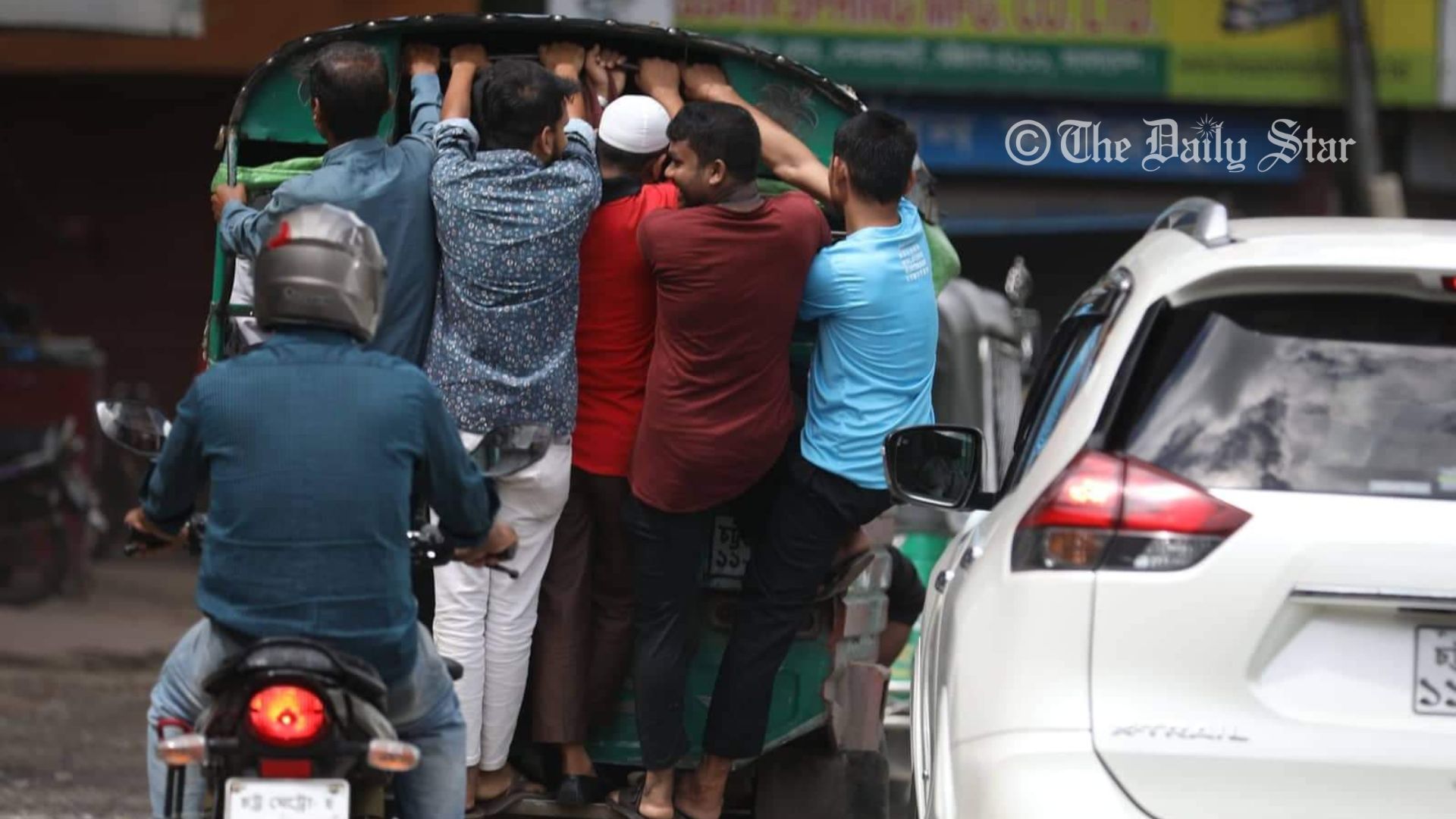 ভাড়া পুনর্নির্ধারণের দাবিতে চট্টগ্রামে গণপরিবহন বন্ধ, ভোগান্তিতে যাত্রীরা