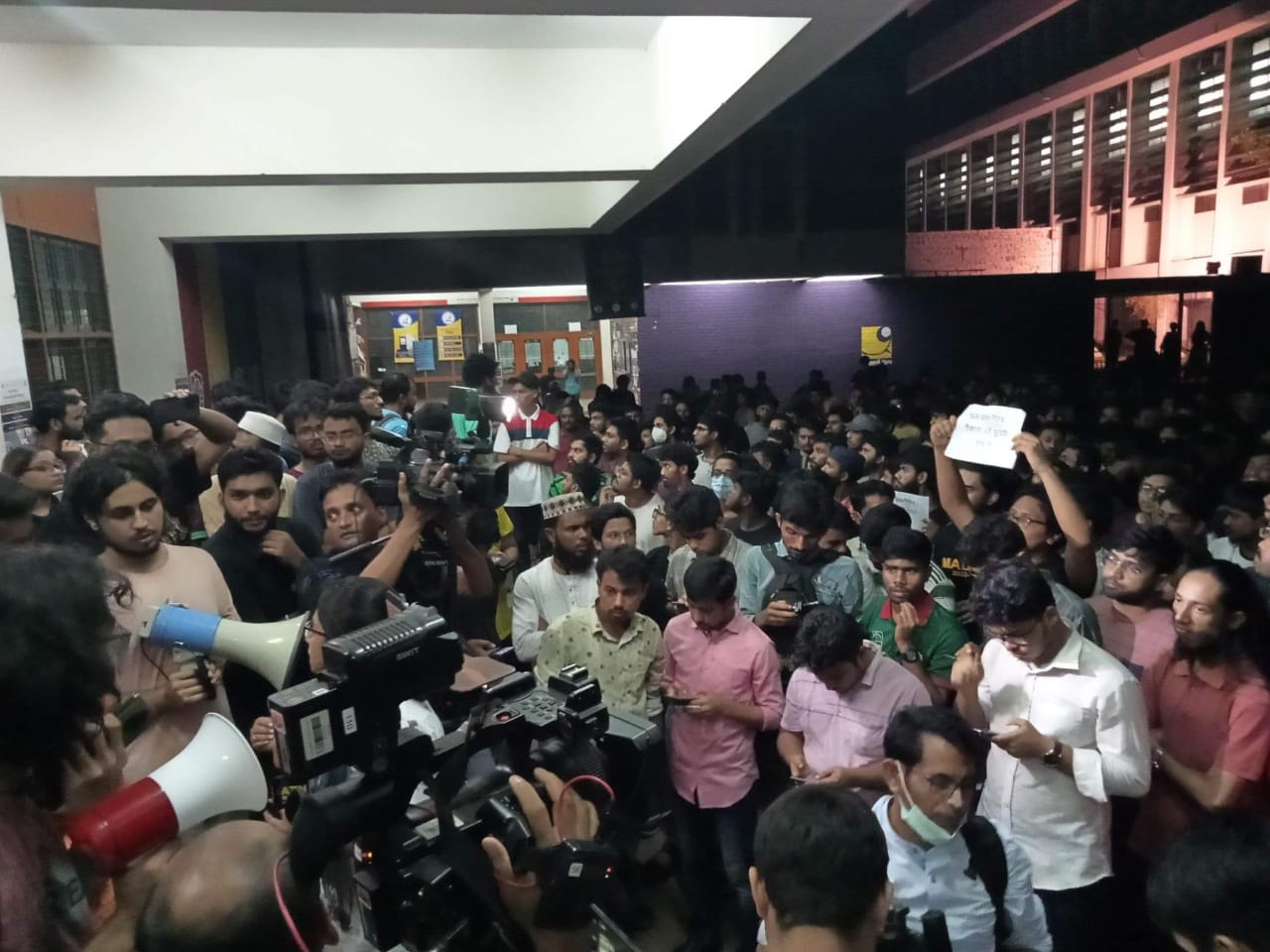 বুয়েটে ছাত্রলীগের কর্মসূচি, শিক্ষার্থীরা ক্ষুব্ধ 