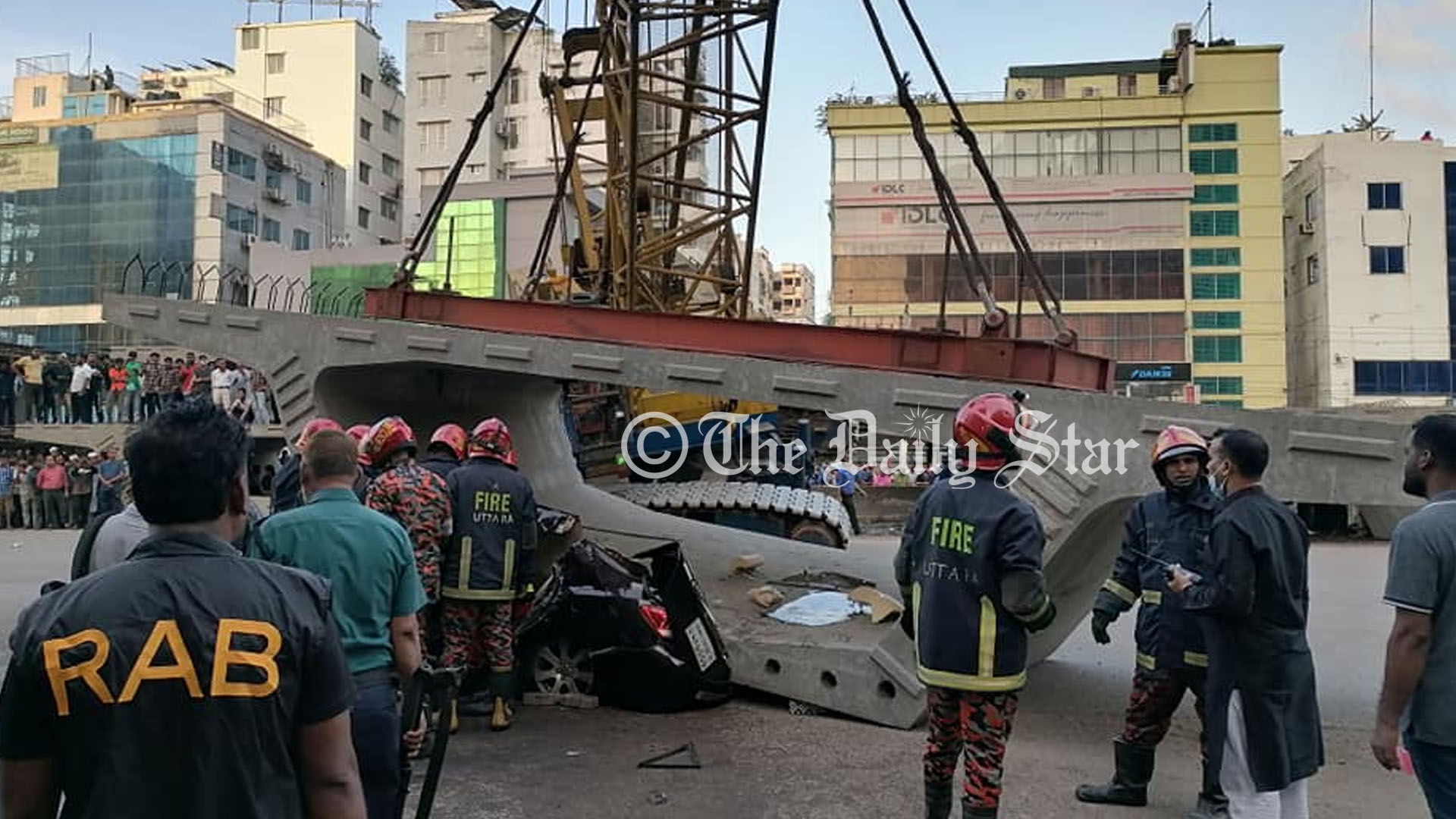 ভায়াডাক্টে চাপা পড়া প্রাইভেটকার থেকে ৫ মরদেহ উদ্ধার