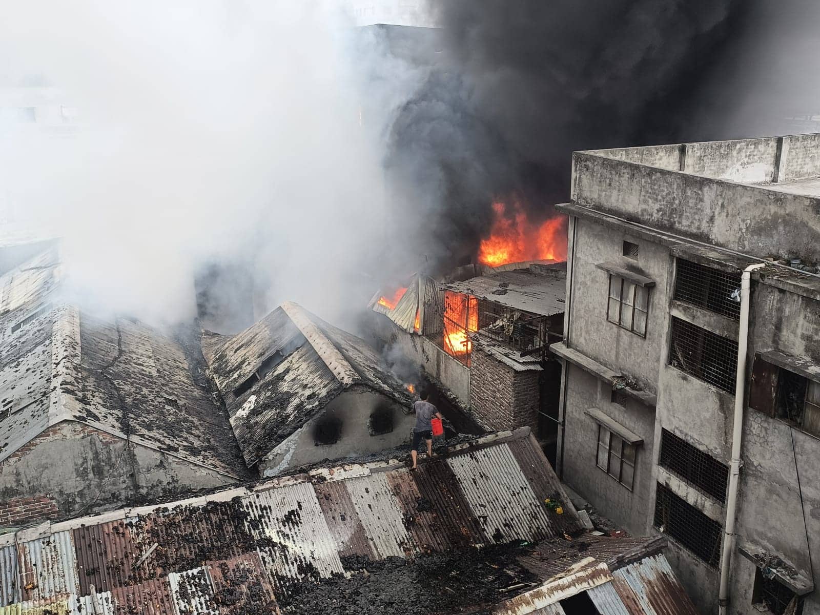 চকবাজারে প্লাস্টিক কারখানায় আগুন, নিয়ন্ত্রণে ১০ ইউনিট