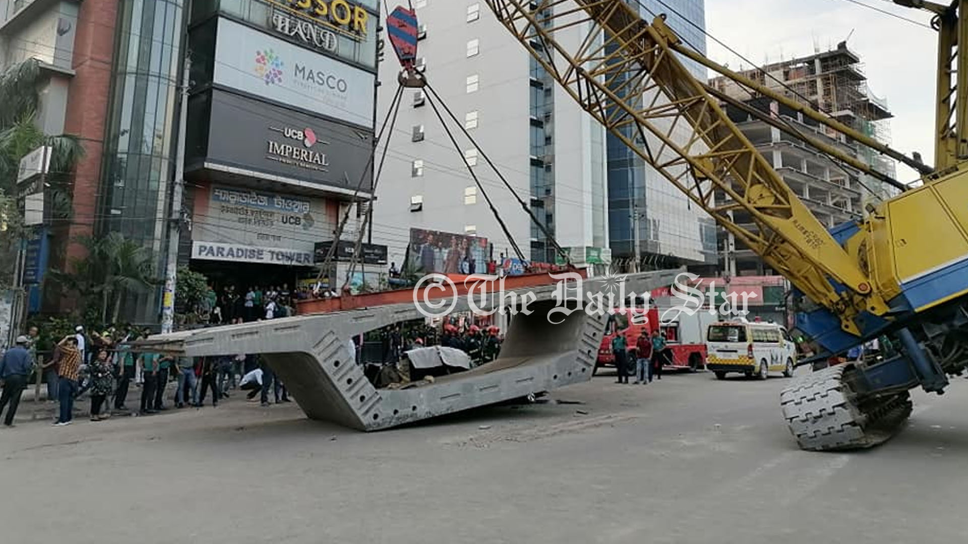 নবদম্পতিকে নিয়ে আশুলিয়া যাচ্ছিল গাড়িটি