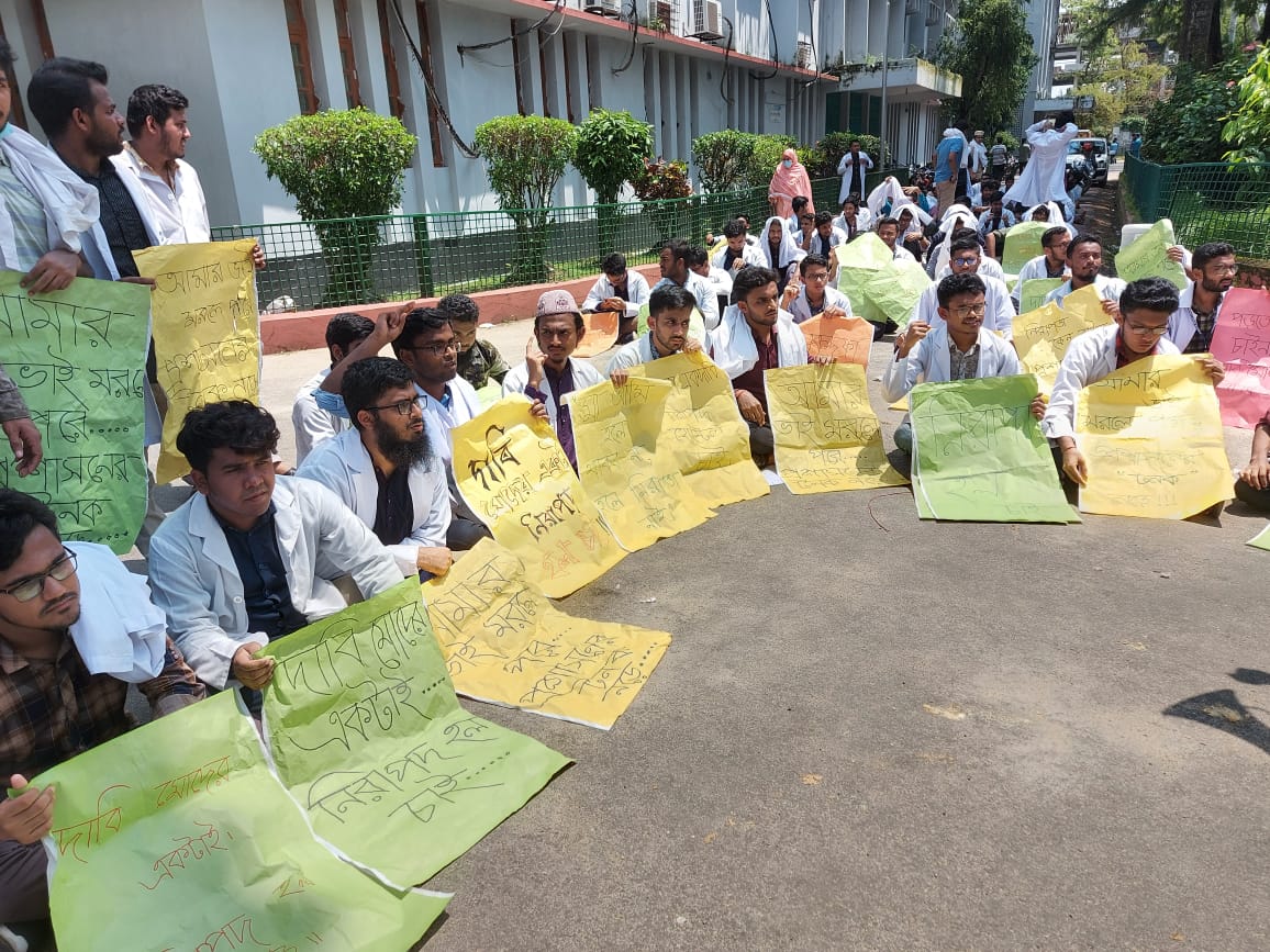 নিরাপদ হলের দাবিতে শেবাচিম অধ্যক্ষ কার্যালয় ঘেরাও