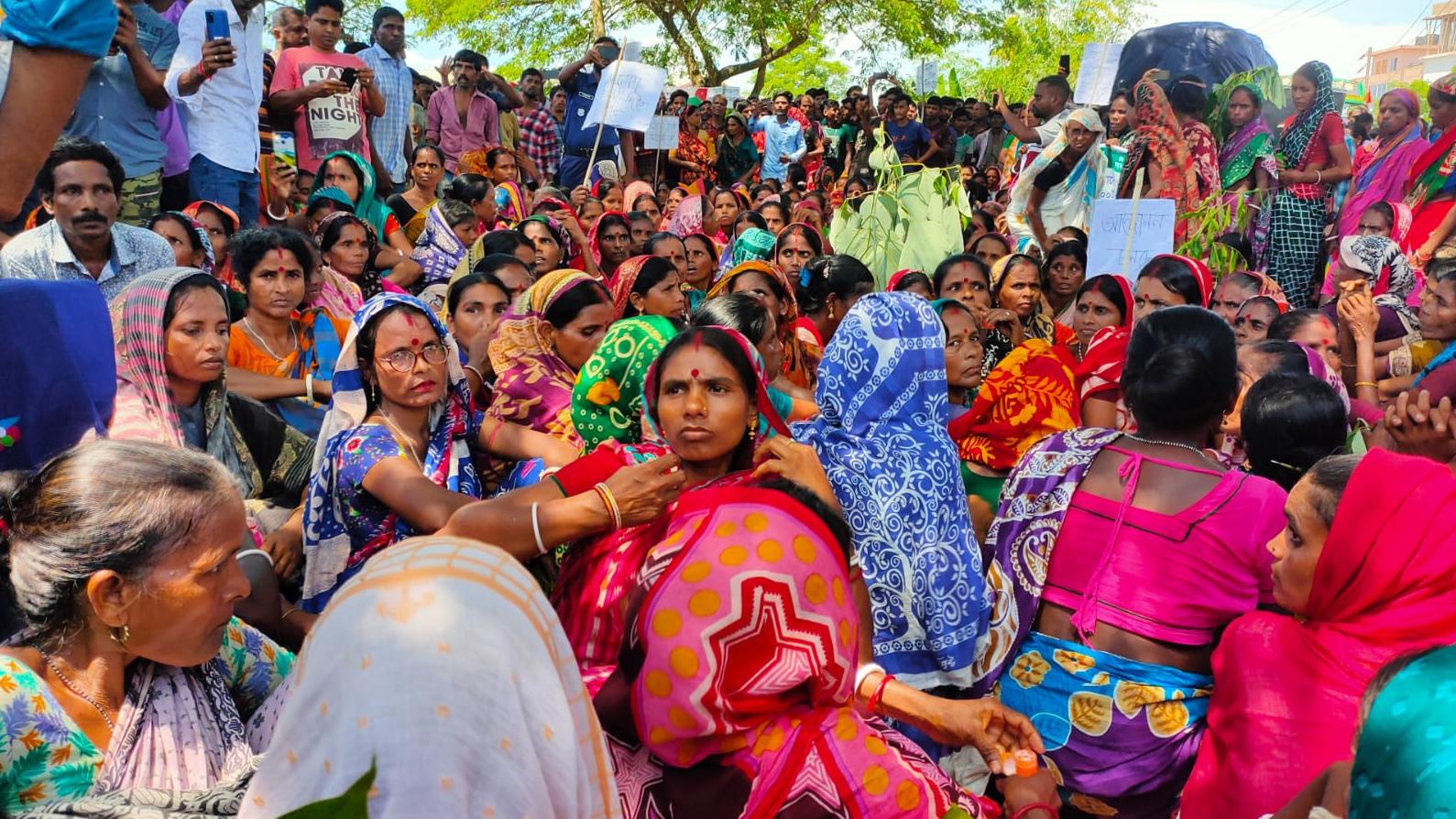 দৈনিক ৩০০ টাকা মজুরি দাবিতে চা-শ্রমিকদের সড়ক অবরোধ