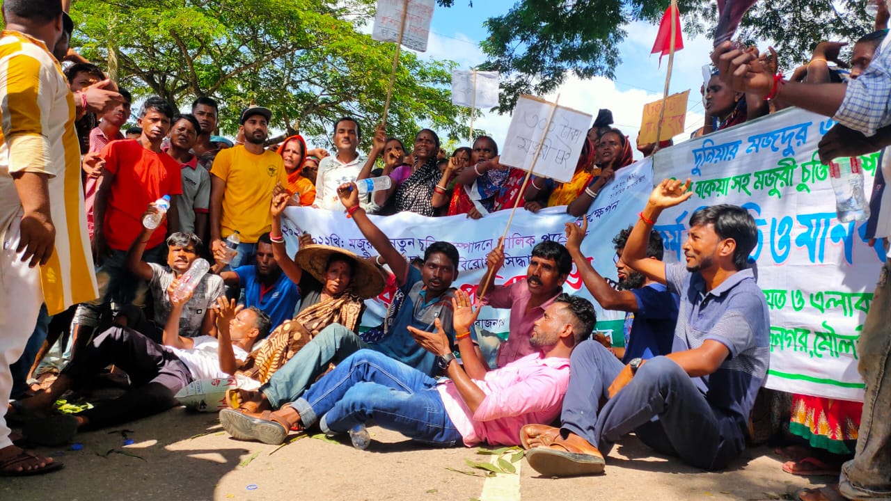 ৩০০ টাকা মজুরির দাবিতে চা-শ্রমিকদের আন্দোলন চালিয়ে যাওয়ার ঘোষণা