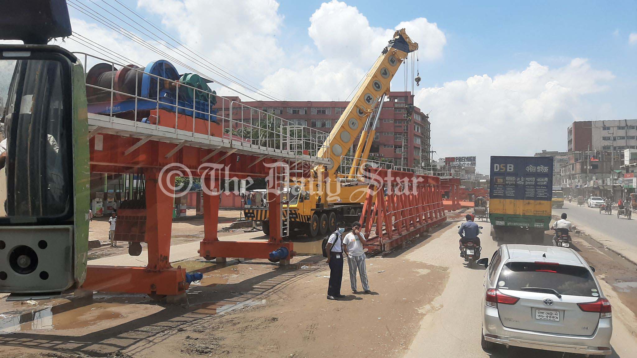 প্রাণঘাতী দুর্ঘটনার পরও নিরাপত্তাব্যবস্থা বেহাল, ঝুঁকি নিয়েই চলাচল
