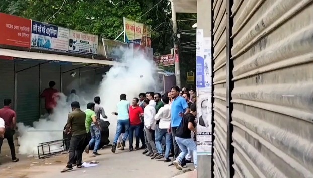 মানিকগঞ্জে পুলিশ-বিএনপি সংঘর্ষে আহত ২০